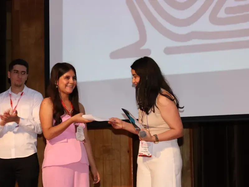 Pero este logro académico es solo una parte de su historia. Karla llegó a Cali con 17 años, desde San Bernardo, Nariño, mientras cursaba el primer semestre de Economía en otra institución. Sin embargo, en sus palabras, sentía que necesitaba “algo más”. 